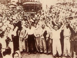 終戦で日本の支配から解放されたのを祝い、歓声で沸き立つソウルの人々